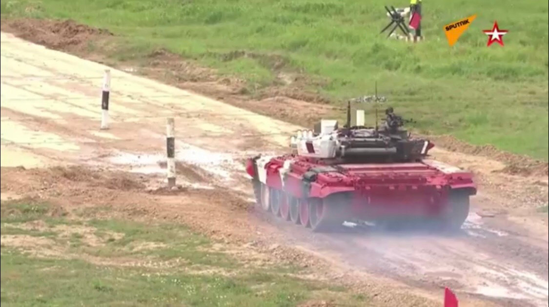 Đội tuyển Qatar là đội xuất phát cuối cùng, một nhân tố mới trong cuộc đua năm nay, do chưa từng được làm quen với loại xe tăng T-72B3 hệ Nga nên kíp lái Qatar gặp rất nhiều lúng túng. Đây cũng có thể được cho là một điều dễ hiểu. Ảnh: Xe tăng của đội tuyển Qatar bước vào bài di chuyển qua vật cản zic - zắc.