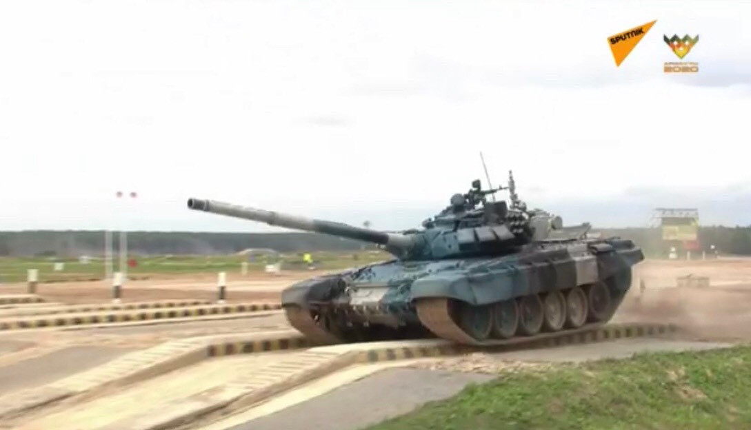 Myanmar có một lợi thế là họ đã có trong biên chế các xe tăng T-72S, là một phiên bản của xe tăng T-72 do đó lái xe rất thuần thục, đạt tốc độ cao trong các pha chạy bứt tốc. Tuy nhiên, do không cẩn thận nên xe tăng đội Myanmar cán phải khá nhiều cọc, thậm chí trong bài vượt cầu vệt bằng, xe do tốc độ quá cao cũng như sai kỹ thuật đã bị trệch hẳn xuống dưới. Ảnh: Xe tăng Myanmar bị trệch hẳn xuống dưới trong phần thi cơ động qua cầu vệt bằng.