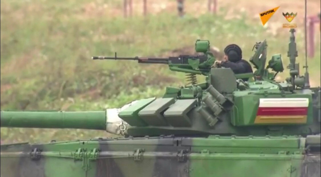 Ở bài thi bắn súng máy phòng không 12.7mm tiêu diệt bia số 25 mô phỏng trực thăng tại vòng đua thứ hai, trưởng xe Nam Ossetia đã bắn trượt mục tiêu sau khi sử dụng hết cơ số đạn 15 viên được cấp. Cũng như ở bài thi bắn súng máy đồng trục 7.62mm tiêu diệt bia số 9 mô phỏng bộ binh đối phương với súng RPG, pháo thủ cũng đã không tiêu diệt được mục tiêu. Kết thúc bài thi, đội Nam Ossetia đạt kết quả hạ gục 3/5 mục tiêu. Ảnh: Trưởng xe đội Nam Ossetia thực hiện bài bắn súng phòng không 12.7mm.