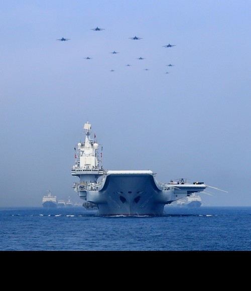 Được công bố hôm 1/9, báo cáo sức mạnh quân sự Trung Quốc cho rằng, Hải quân Giải phóng Nhân dân (People’s Liberation Army Navy - PLAN) hiện có "lực lượng chiến đấu khoảng 350 nền tảng, bao gồm các lực lượng tác chiến mặt nước chủ lực, tàu ngầm, tàu đổ bộ viễn dương, tàu quét thủy lôi, tàu sân bay và các tàu hậu cần hạm đội", trong khi đó hiện Hải quân Mỹ (USN) mới chỉ dừng lại ở 293 tàu.