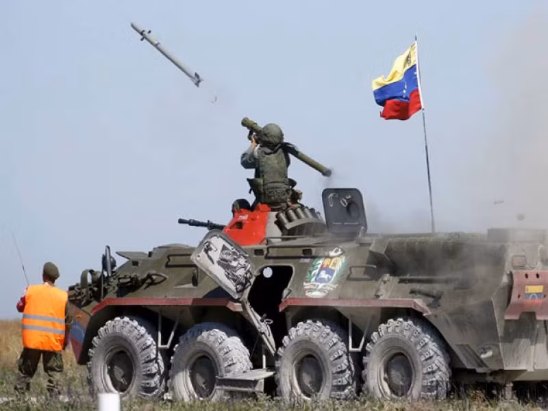 Tại nội dung thi “Bầu trời quang đãng”, các đội thi sẽ phải thực hiện chạy vượt vật cản, bắn tên lửa vác vai, bắn súng AK-12, bắn súng máy 7.62mm. Ảnh: Đội tuyển Venezuela trong nội dung bắn tên lửa vác vai Igla từ xe thiết giáp BTR-80 tại Army Games 2015.