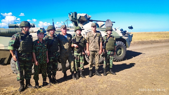 Do thời gian chuẩn bị quá gấp rút, đoàn Việt Nam chỉ kịp tuyển chọn tại chỗ 5 lưu học sinh và không hề có bất cứ dự bị nào. Chính vì vậy, mỗi thành viên đều là đóng góp một vai trò vô cùng quan trọng không thể thiếu. Dẫu vậy, các chiến sĩ ta vẫn quyết tâm thi đấu, thử sức mình dù cho vô vàn khó khăn phía trước, nhất là các đội tham gia đều đã có kinh nghiệm phong phú, thời gian luyện tập trước dài. Ảnh: 5 chiến sĩ Việt Nam bên cạnh 2 sĩ quan hướng dẫn được chủ nhà Nga cử đến hỗ trợ bộ đội ta làm quen với vũ khí trang bị - Nguồn: QĐND.