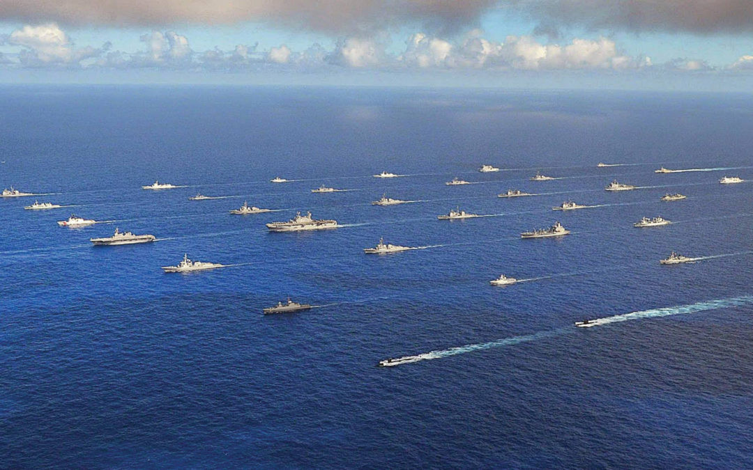 Cuộc tập trận Vành đai Thái Bình Dương - RIMPAC-2020 được tổ chức hai năm một lần, đã bắt đầu tại Hawaii vào ngày 17/8. So với cuộc tập trận RIMPAC-2018, quy mô của cuộc tập trận lần này đã giảm đi rất nhiều, các đối tượng tập trận được giới hạn trên biển, thời lượng bài tập chỉ bằng một nửa so với cuộc tập trận trước. Ảnh: Tàu chiến các quốc gia tham gia RIMPAC-2018 - Nguồn: Hải quân Mỹ.
