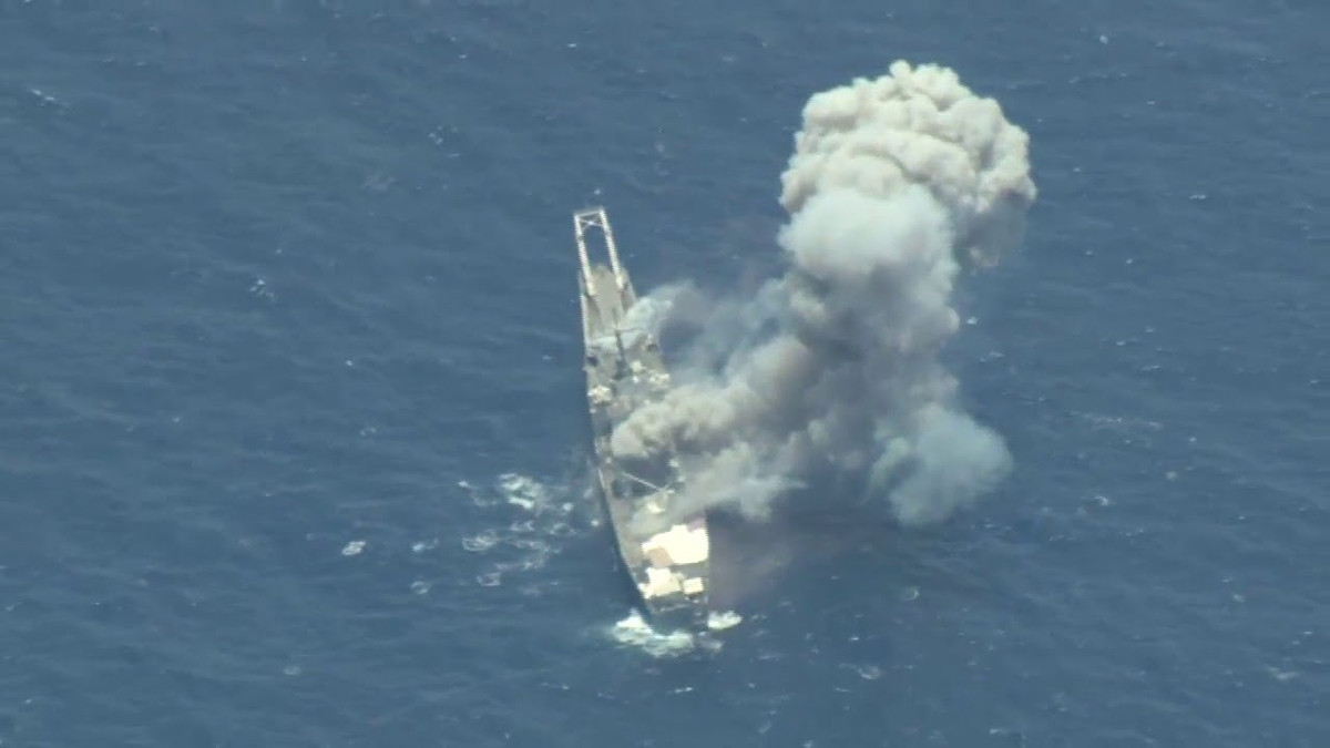 Các loại tên lửa chống hạm Harpoon, pháo hạm, ngư lôi từ các tàu chiến và máy bay chiến đấu của hải quân thay nhau bắn phá để tăng phần sinh động cho cuộc tập trận. Nhưng trong RIMPAC-2020, mặc dù vẫn sẽ có khoa mục bắn đạn thật, nhưng sẽ không có đánh chìm tàu chiến địch như những lần trước. Ảnh: “Mục tiêu tàu địch” đang bị hải quân các quốc gia bắn phá trong RIMPAC 2018. Nguồi: Hải quân Mỹ