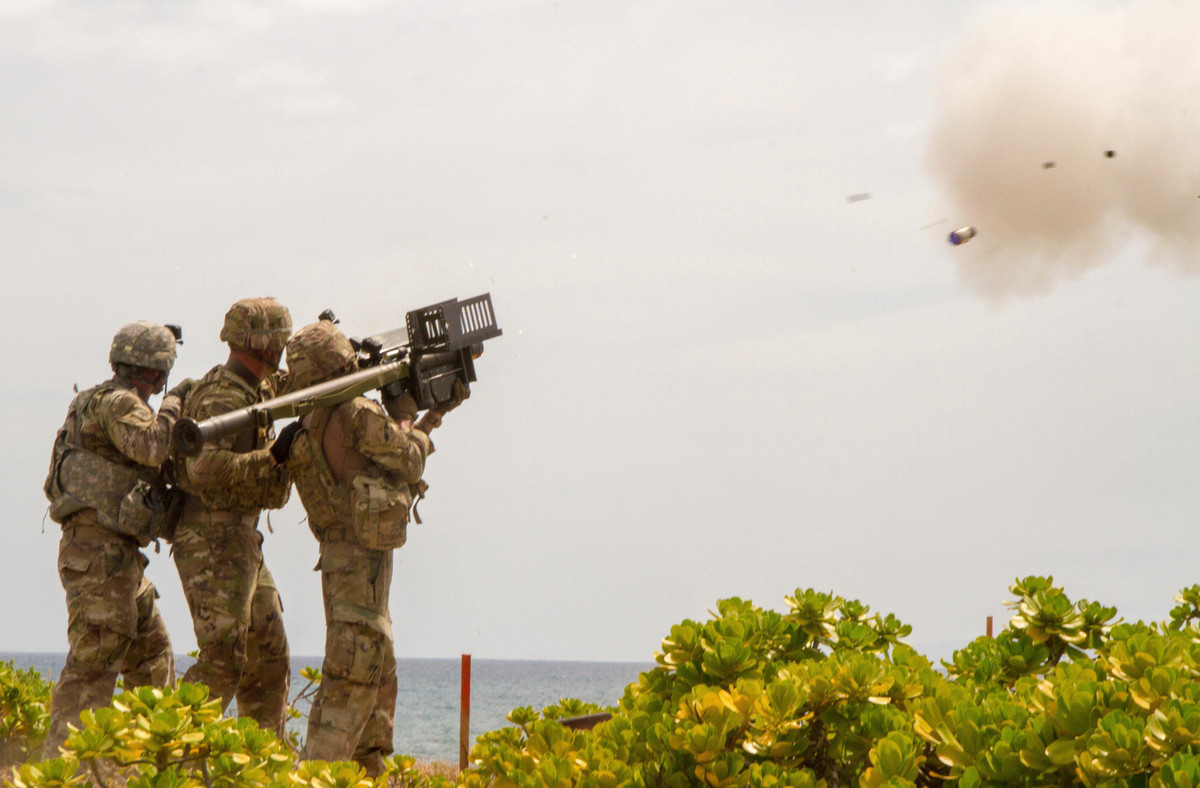 Theo truyền thống của các cuộc tập trận RIMPAC trước đây, ba nhiệm vụ chính của các cuộc tập trận là tác chiến chống tàu ngầm, chống hạm và phòng không. Các cuộc tập trận phần kết thúc thường là tổ chức bắn đạn thật “đánh chìm” một tàu chiến của đối phương. Ảnh: Diễn tập phòng không trong RIMPAC 2018 - Nguồn: Hải quân Mỹ.