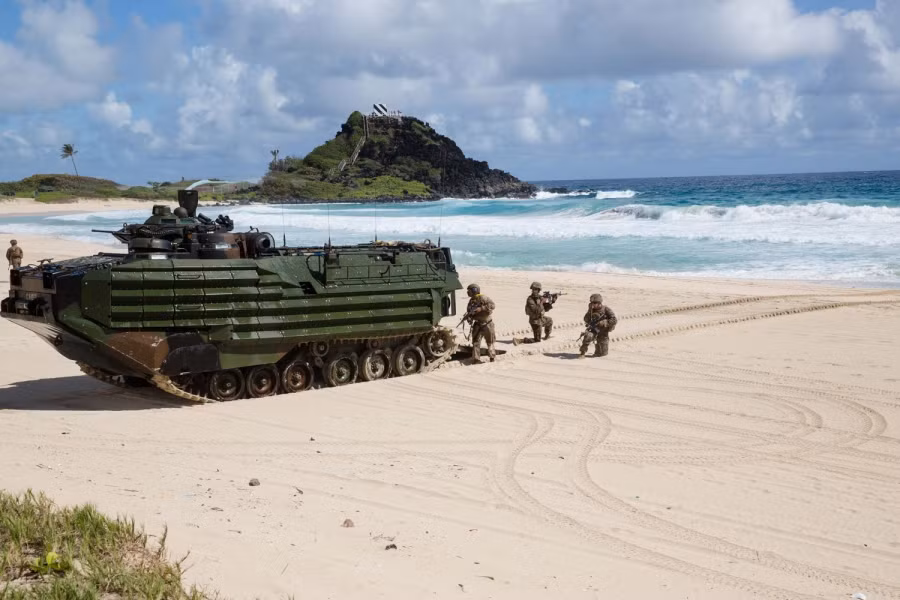 Về nội dung của cuộc tập trận, RIMPAC-2020 bao gồm tác chiến chống ngầm đa quốc gia, hoạt động đánh chặn trên biển, hoạt động huấn luyện bắn đạn thật và các môn huấn luyện chung khác. Các nội dung trên sẽ chỉ được tiến hành trên biển, giảm thiểu lực lượng trên bờ nhằm đảm bảo an toàn cho tất cả các sĩ quan, binh sĩ và người dân địa phương ở Hawaii. Ảnh: Diễn tập đổ bộ trong diễn tập RIMPAC 2018 - Nguồn: Hải quân Mỹ.