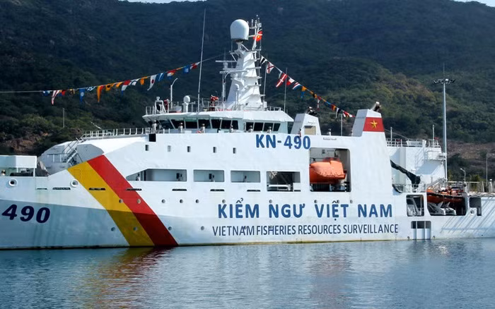 Chi đội Kiểm ngư số 4 đóng tại Cam Ranh, tỉnh Khánh Hòa. Chi đội có nhiệm vụ tuần tra, bảo vệ, thực thi pháp luật Việt Nam trên biển đối với khu vực biển từ Phú Yên đến Bình Thuận bao gồm quần đảo Trường Sa, đảo Phú Quý. Đơn vị được trang bị 2 tàu tuần tra cỡ lớn KN-2011, hơn 16 tàu tuần tra KN-750 và hơn 20 tàu tuần tra TK-1482C. Ảnh: Tàu tuần tra đa năng KN-2011 số hiệu KN-490 của Chi đội Kiểm ngư số 4.