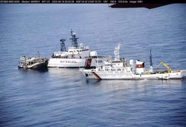 Tuy nhiên đến nay, sau 7 năm rèn luyện và trưởng thành, Kiểm ngư Việt Nam đã phát triển vượt bậc với hơn 120 tàu tuần tra cỡ lớn và trung bình, là lực lượng chấp pháp lớn nhất khu vực Đông Nam Á hiện nay và thuộc TOP hàng đầu châu Á, đủ sức đương đầu với đối thủ sừng sỏ nhất trên Biển Đông là hải giám và hải cảnh Trung Quốc. Cũng như có mặt trên khắp các vùng biển thuộc chủ quyền Việt Nam, sẵn sàng bảo vệ và giải cứu ngư dân trước những hành động bắt bớ bất hợp pháp. Ảnh: Tàu Kiểm ngư Việt Nam có mặt giải cứu ngư dân sau khi bị tàu tuần duyên của Malaysia mang số hiệu KM Langkawi (7501) hồi giữa tháng 6 vừa qua.