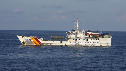 Dù là lực lượng trên biển non trẻ nhất Việt Nam hiện nay, tuy nhiên Kiểm ngư đã góp mặt trong nhiều cuộc đối đầu lớn giữa Việt Nam và nước ngoài. Chỉ một năm sau khi thành lập, Kiểm ngư Việt Nam đã tham gia chống âm mưu hạ đặt giàn khoan Hải Dương 981 trái phép của Trung Quốc trong vùng biển nước ta vào năm 2014. Thời điểm đó, cán bộ nhân viên của Cục đã cố gắng khác phục mọi khó khăn, đương đầu với thử thách cũng như hoàn thành xuất sắc nhiệm vụ. Ảnh: Tàu tuần tra TK-1482C của Kiểm ngư Việt Nam trong sự kiện giàn khoan HD-981 năm 2014.