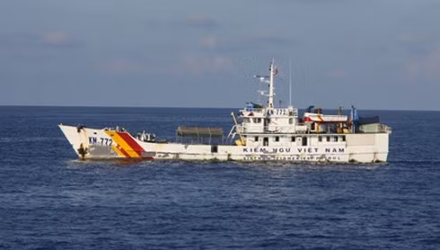 Dù là lực lượng trên biển non trẻ nhất Việt Nam hiện nay, tuy nhiên Kiểm ngư đã góp mặt trong nhiều cuộc đối đầu lớn giữa Việt Nam và nước ngoài. Chỉ một năm sau khi thành lập, Kiểm ngư Việt Nam đã tham gia chống âm mưu hạ đặt giàn khoan Hải Dương 981 trái phép của Trung Quốc trong vùng biển nước ta vào năm 2014. Thời điểm đó, cán bộ nhân viên của Cục đã cố gắng khác phục mọi khó khăn, đương đầu với thử thách cũng như hoàn thành xuất sắc nhiệm vụ. Ảnh: Tàu tuần tra TK-1482C của Kiểm ngư Việt Nam trong sự kiện giàn khoan HD-981 năm 2014.