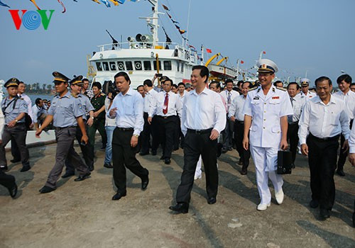 Kiểm ngư Việt Nam có nhiệm vụ tuần tra, kiểm soát, phát hiệt, xử lý sớm vi phạm pháp luật và thanh tra chuyên ngành thủy sản trên các vùng biển Việt Nam. Bên cạnh đó, Kiểm ngư cũng sẽ bảo vệ, hỗ trợ, cứu hộ cứu nạn ngư dân gặp sự cố trên biển, phối hợp cùng hải quân, biên phòng, cảnh sát biển cùng thực hiện giữ gìn toàn vẹn lãnh hải và chủ quyền Quốc gia. Ảnh: Nguyên Thủ tướng chính phủ Nguyễn Tấn Dũng đến thăm một đơn vị Kiểm ngư - Nguồn: VOV.