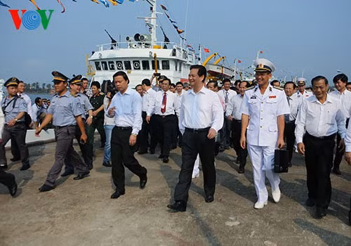 Kiểm ngư Việt Nam có nhiệm vụ tuần tra, kiểm soát, phát hiệt, xử lý sớm vi phạm pháp luật và thanh tra chuyên ngành thủy sản trên các vùng biển Việt Nam. Bên cạnh đó, Kiểm ngư cũng sẽ bảo vệ, hỗ trợ, cứu hộ cứu nạn ngư dân gặp sự cố trên biển, phối hợp cùng hải quân, biên phòng, cảnh sát biển cùng thực hiện giữ gìn toàn vẹn lãnh hải và chủ quyền Quốc gia. Ảnh: Nguyên Thủ tướng chính phủ Nguyễn Tấn Dũng đến thăm một đơn vị Kiểm ngư - Nguồn: VOV.