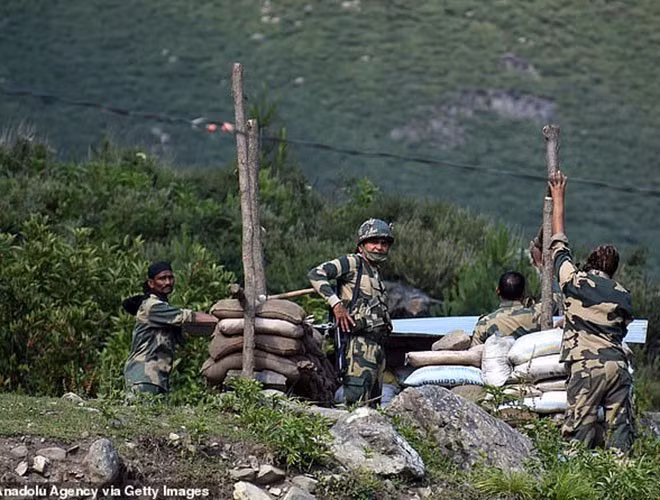 Tình hình biên giới Ấn Độ và Trung Quốc bất ngờ leo thang, khi binh sĩ hai bên đều thiệt mạng trong các cuộc chiến đấu tay không và ném đá nhau. Phát ngôn viên Bộ Ngoại giao Trung Quốc Triệu Lập Kiên cho biết, binh sĩ Ấn Độ đã vượt qua đường biên giới 2 lần trong ngày 15/6, “khiêu khích và tấn công quân nhân Trung Quốc, dẫn đến một cuộc đối đầu nghiêm trọng giữa lực lượng biên phòng hai bên”.