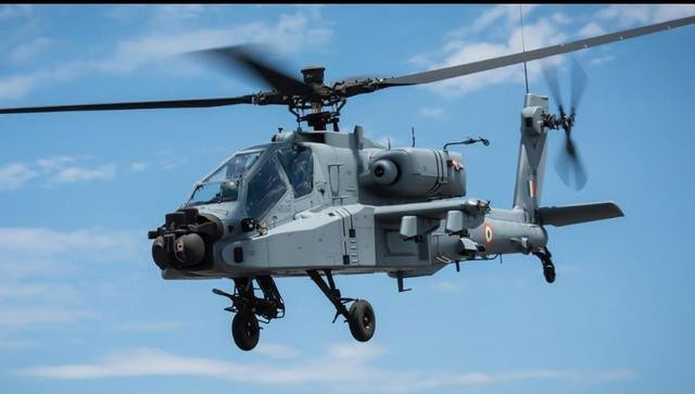 Báo cáo này đã phân tích và chỉ rõ, năm 2020 Ấn Độ đã có những lợi thế khác hoàn toàn với năm 1962. Nghiên cứu của Mỹ ước tính rằng, tổng quân số của Ấn Độ gần khu vực biên giới Trung Quốc-Ấn Độ là khoảng 225.000; trong khi quân số chiến khu Tây (gồm Tân Cương và Tây Tạng) của Trung Quốc là khoảng 200.000 đến 230.000. Ảnh: Trực thăng vũ trang AH-64 của quân đội Ấn Độ.