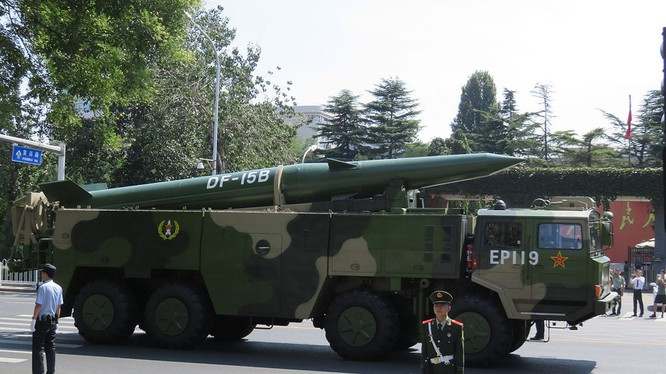 Bản báo cáo của tình báo Mỹ cũng chỉ rõ, mặc dù Trung Quốc có lực lượng tên lửa đất đối đất vượt trội, nhưng Trung Quốc không có khả năng khắc phục ngay những thiếu sót của không quân. Nếu Không quân Trung Quốc tấn công ba sân bay của Ấn Độ, mỗi ngày họ sẽ cần 660 tên lửa đạn đạo để phá hủy đường băng. Ảnh: Tên lửa tầm ngắn DF-15 Trung Quốc.