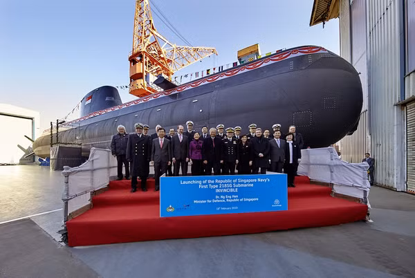 Về vũ khí, Type 218SG được trang bị 8 ống phóng ngư lôi cỡ 533 mm và tên lửa hành trình Harpoon. Chiếc Type 218SG đầu tiên mang tên Invincible sẽ đưa vào biên chế Hải quân Singapore vào năm 2021; chiếc thứ hai mang tên Impeccable sẽ được bàn giao vào năm 2022; chiếc thứ 3 và 4 mang tên Illustrious và Inimitable sẽ được bàn giao vào năm 2024. Ảnh: Hạ thủy tàu ngầm Type 218SG đầu tiên của RSN tại Kiel, Đức vào ngày 18/2/2019 - Nguồn: Alphonsus Chern