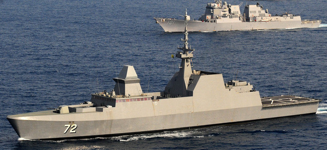 Về lực lượng tàu mặt nước, xương sống của RSN gồm tàu hộ vệ lớp Formidable do Pháp chế tạo; đây là lớp tàu chiến đấu đa nhiệm, được cải tiến từ tàu hộ vệ lớp La Fayette của Pháp, tổng cộng RSN hiện có 6 chiếc loại này. Ảnh: Tàu hộ vệ lớp Formidable số hiệu 72 của Hải quân Singapore do Pháp chế tạo - Nguồn: RSN.
