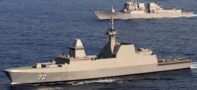 Về lực lượng tàu mặt nước, xương sống của RSN gồm tàu hộ vệ lớp Formidable do Pháp chế tạo; đây là lớp tàu chiến đấu đa nhiệm, được cải tiến từ tàu hộ vệ lớp La Fayette của Pháp, tổng cộng RSN hiện có 6 chiếc loại này. Ảnh: Tàu hộ vệ lớp Formidable số hiệu 72 của Hải quân Singapore do Pháp chế tạo - Nguồn: RSN.