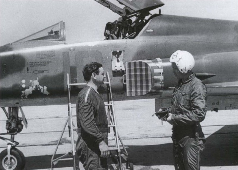 Những chiếc tiêm kích thế hệ mới của Mỹ này đã được Liên Xô đưa vào những cuộc không chiến trên không giả định với MiG-21 và Mig-23. Kết quả hoàn toàn làm người Liên Xô bất ngờ, F-5E đã dành lợi thế hoàn toàn trước MiG-21 trong cận chiến bởi sự cơ động dễ dàng, thiết kế khí động tốt, hệ thống điều khiển và ngắm bắn hoạt động rất hiệu quả. Buồng lái của F-5E cũng được các phi công nhận xét là vô cùng tiện nghi và gần gũi. Ảnh: Phi công thử nghiệm Liên Xô bên cạnh chiếc F-5E đang được đánh giá.