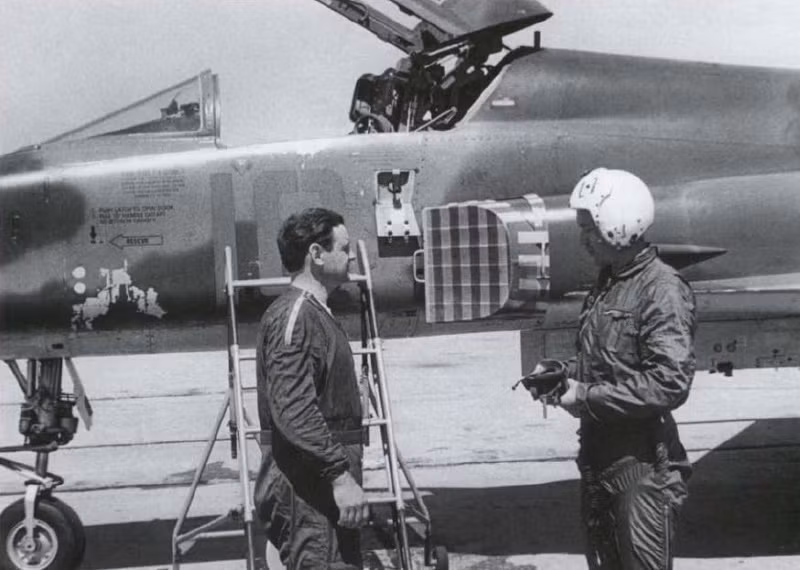 Những chiếc tiêm kích thế hệ mới của Mỹ này đã được Liên Xô đưa vào những cuộc không chiến trên không giả định với MiG-21 và Mig-23. Kết quả hoàn toàn làm người Liên Xô bất ngờ, F-5E đã dành lợi thế hoàn toàn trước MiG-21 trong cận chiến bởi sự cơ động dễ dàng, thiết kế khí động tốt, hệ thống điều khiển và ngắm bắn hoạt động rất hiệu quả. Buồng lái của F-5E cũng được các phi công nhận xét là vô cùng tiện nghi và gần gũi. Ảnh: Phi công thử nghiệm Liên Xô bên cạnh chiếc F-5E đang được đánh giá.