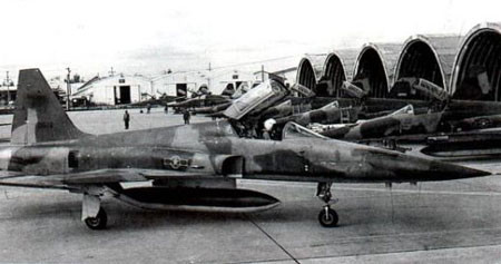 Máy bay sử dụng 2 động cơ đốt trong J-85-GE-21 cho phép nó đạt tốc độ tối đa Mach 1.6 và vận tốc leo cao 175m/s. Phạm vi hoạt động 3.700km, trần bay tối đa 15.8km, trọng lượng cất cánh tối đa 11.1 tấn. Ảnh: Các máy bay tiêm kích F-5 hồi còn đang phục vụ trong biên chế Không quân nhân dân Việt Nam.