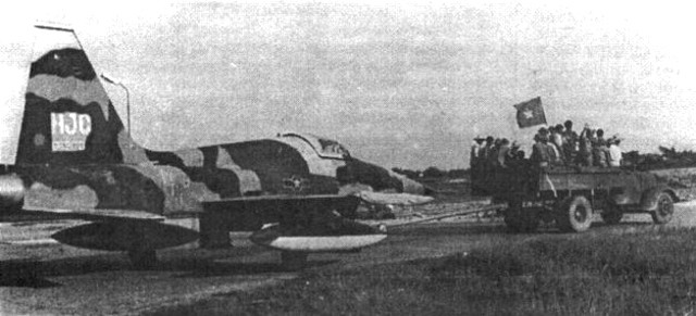 Tiêm kích F-5E dài 14.6m, sải cánh 8.13m, trang bị radar AN/APQ – 159 với tầm phát hiện mục tiêu tối đa 37km với các cảm biến tối tân, có thể nhanh chóng hiển thị thông số cho phi công tấn công hoặc đáp trả đối phương. Ảnh: Tiêm kích F-5 của Không quân nhân dân Việt Nam đang được kéo ra đường băng.