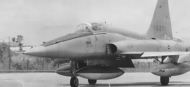 Tiêm kích F-5E là loại tiêm kích hiện đại nhất tính đến thời điểm bấy giờ của dòng tiêm kích F-5, nó được sản xuất từ đầu những năm 1970 và được Mỹ cung cấp rộng rãi cho các đồng minh trong đó có VNCH. Ảnh: Một chiếc tiêm kích F-5 của Không quân nhân dân Việt Nam.