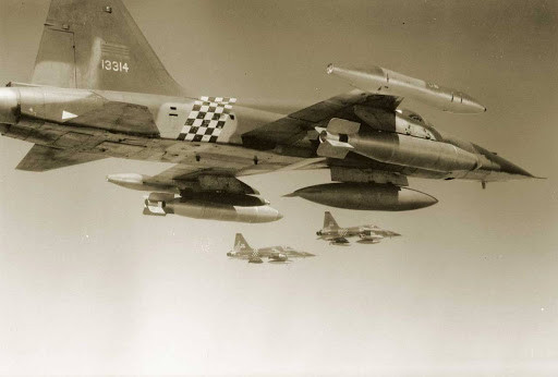 Mặc dù chỉ là một loại tiêm kích hạng nhẹ không được quá coi trọng trên chiến trường, những chiếc F-5 của VNCH chưa từng có cơ hội được đối đầu trực tiếp với những chiếc tiêm kích MiG-21 của không quân nhân dân Việt Nam trên bầu trời, tuy nhiên nó đã góp một phần đắc lực trong công cuộc bảo vệ đất nước sau này trước kẻ thù xâm lược và cũng đã giúp một phần đáng kể cho người Liên Xô để họ có thể hoàn thiện hơn những tính năng cho các loại tiêm kích của mình. Ảnh: Biên đội tiêm kích F-5 của không lực VNCH.