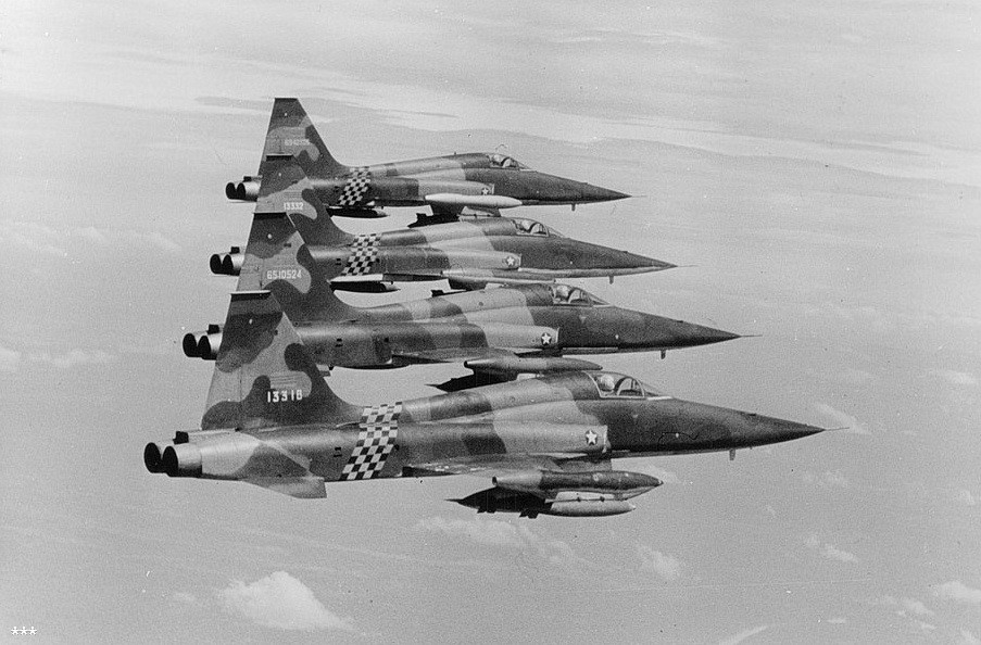 Theo một số nguồn tư liệu, sau ngày 30/4/1975, Việt Nam đã thu được hơn 20 chiếc tiêm kích F-5E từ tay VNCH bỏ lại. F-5E là phiên bản hiện đại nhất của dòng tiêm kích F-5, các máy bay này cũng vừa mới được Mỹ viện trợ cho VNCH cách đó không lâu, nhiều chiếc chỉ mới tích lũy được 9-24h bay. Ảnh: Biên đội tiêm kích F-5 của không lực VNCH.