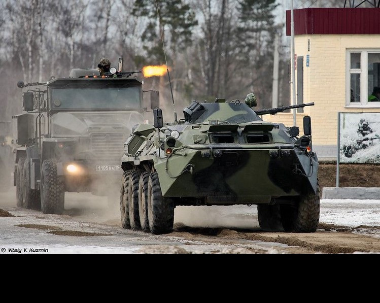 Việc lần đầu tiếp xúc với dòng xe thiết giáp mới tạo ra một thách thức lớn với bộ đội Hóa học Việt Nam khi chúng ta chỉ có khoảng 1 tuần làm quen với dòng xe mới để tham gia vào các bài thi rất phức tạp. Theo quy chế, 2 kíp xe sử dụng xe BTR-80 đua tài trên 2,5 vòng thao trường với tổng độ dài 5.500m, trên các vòng đua bố trí rất nhiều vật cản và các nội dung chuyên ngành phòng hóa như trinh sát, dò tìm nguồn phóng xạ, tiêu tẩy. Sau khi hoàn thành các thử thách trên BTR-80, toàn kíp xe sẽ bị vắt kiệt thể lực trong bãi vật cản thể lực dài 550m, trong đó có nhiều vật cản khó và mang tính rủi ro cao như đi trên dây cáp vượt sông và cầu thăng bằng - Ảnh: Vitaly-Kuzmin