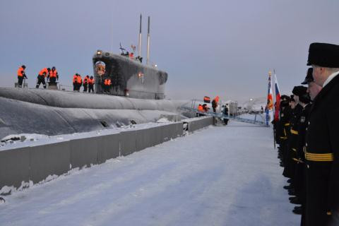 Đối với Nga, họ còn có một lợi thế nữa là tàu ngầm ẩn nấp dưới các lớp băng dày của Bắc Băng Dương; tên lửa được phóng từ dưới mặt băng, nên việc phát hiện và đánh chặn rất khó khăn. Cùng với đó là Bắc Cực có khoảng cách rất gần Mỹ, nên thời gian phản ứng của các phương tiện đánh chặn, ngắn hơn nhiều so với tên lửa phóng từ phần lãnh thổ Nga.