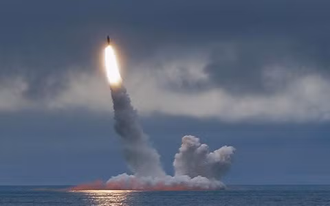 Nếu một tàu ngầm lớp Borei áp sát gần bờ biển Mỹ, thì chỉ mất 15 phút để nó phá hủy 160 thành phố lớn và vừa; với sức công phá như vậy, cùng với các loại tên lửa đạn đạo phóng từ mặt đất và tên lửa hành trình phóng từ trên không, đủ sức "răn đe" bất kỳ một cái đầu nóng nào muốn gây chiến với Nga.