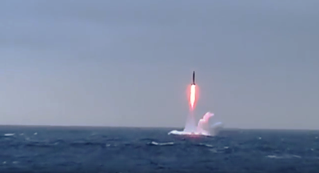 Về vũ khí, mặc dù tàu ngầm lớp Borei chỉ có 16 tên lửa đạn đạo (lớp Borei II trang bị 20 tên lửa), chỉ bằng 2/3 tàu ngầm lớp Ohio của Mỹ, nhưng nhờ Nga có kinh nghiệm và công nghệ trong chế tạo tên lửa đa đầu đạn, mỗi tên lửa mang theo 10 đầu đạn phân hướng và có khả năng thâm nhập vượt trội hơn nhiều so với tên lửa của Mỹ.