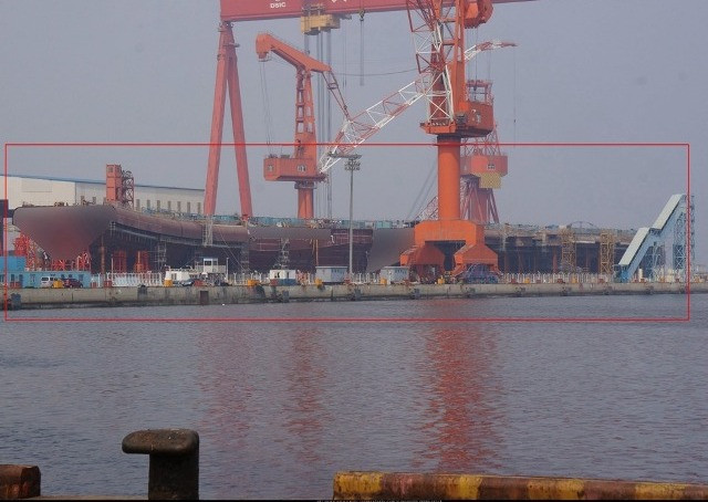 Trong vài năm qua, nhiều cá nhân quan trọng của CSIC đã bị bắt vì tội tham nhũng cho thấy, việc hiện đại hóa hải quân của Trung Quốc phức tạp hơn nhiều so với suy nghĩ của một số lãnh đạo Trung Quốc; và việc này gây hậu quả nghiêm trọng cho sự phát triển của PLAN. Ảnh: Tàu sân bay Type 001 của PLA đang thi công.