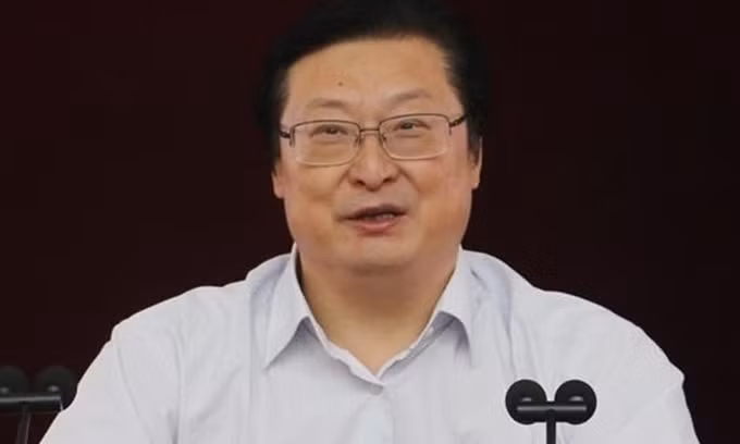 Vụ bắt giữ gần đây với cựu Chủ tịch CSIC Hồ Vấn Minh, đã làm bộc lộ tệ nạn tham nhũng nghiêm trọng, đang như một cơn bão quét qua các công ty đóng tàu quân sự của Trung Quốc; mặc dù Ủy ban giám sát kỷ luật của Đảng Cộng sản Trung Quốc (CCDI) tuyên bố, thẳng tay với vấn nạn tham nhũng. Ảnh: Cựu Chủ tịch CSIC Hồ Vấn Minh.