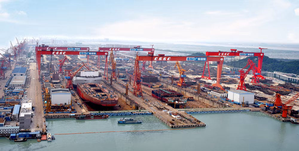 Để tăng sự cạnh tranh trên thị trường đóng tàu thế giới vốn đang rơi vào khủng hoảng thừa, năm 2019 Chính phủ Trung Quốc đã quyết định sáp nhập CSIC, với công ty mẹ là tập đoàn Đóng tàu Nhà nước Trung Quốc (CSSC), để giảm sự chồng chéo và trở thành một trong những doanh nghiệp đóng tàu lớn nhất thế giới.