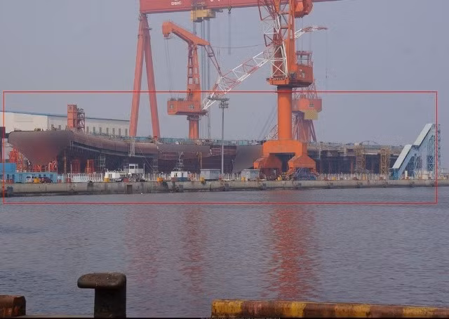 Trong vài năm qua, nhiều cá nhân quan trọng của CSIC đã bị bắt vì tội tham nhũng cho thấy, việc hiện đại hóa hải quân của Trung Quốc phức tạp hơn nhiều so với suy nghĩ của một số lãnh đạo Trung Quốc; và việc này gây hậu quả nghiêm trọng cho sự phát triển của PLAN. Ảnh: Tàu sân bay Type 001 của PLA đang thi công.