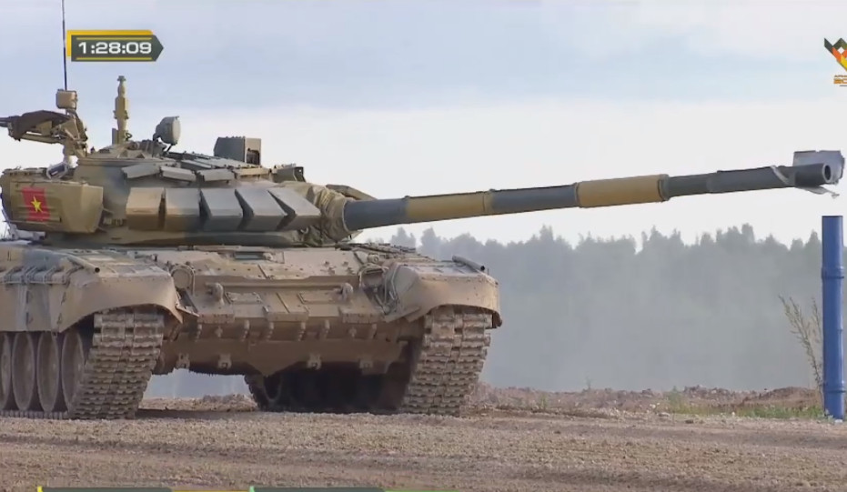 Trận đấu bán kết nghẹt thở của Đội tuyển xe tăng Việt Nam với Myanmar tối 1/9 để lại nhiều cảm xúc cho hàng vạn khán giả Việt Nam theo dõi trực tiếp. Trận đấu không chỉ cho chúng ta thấy tinh thần kiên cường của người lính Việt Nam mà cả chất lượng vũ khí hiện đại của Nga. Một trong những hình ảnh mà được chính đài Nga quay đi quay lại là cảnh xe tăng Việt Nam bị toạc vỏ nòng pháo 2A46M 125mm.