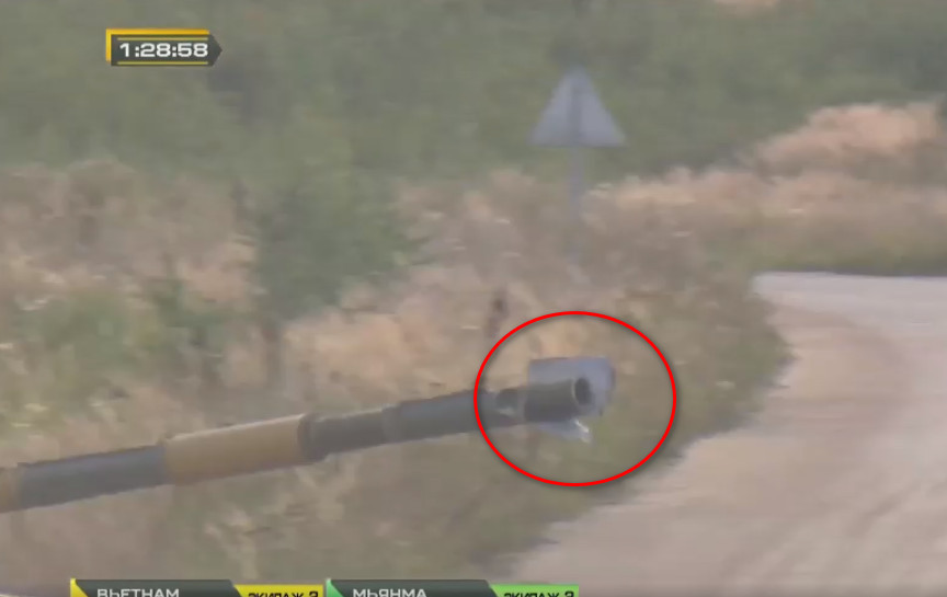 Bởi sau khi bị bung vỏ bọc cách nhiệt nòng pháo, kíp lái Việt Nam 3 phải đổi xe tăng dự phòng để tiếp tục thi đấu. Ngoài vấn đề toạc vỏ, như đã đề cập ở trên, chiếc xe tăng ngày hôm đó còn gặp sự cố với hệ thống ổn định tầm hướng để khai hỏa trong điều kiện xe hành tiến – bắn.