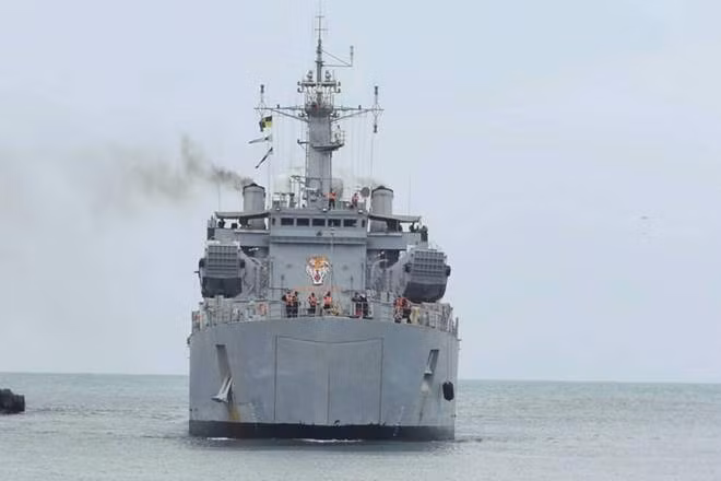 Cuộc tập trận hải quân song phương Nga - Ấn được tổ chức tại vùng biển của quần đảo Andaman trên vùng biển Ấn Độ Dương từ ngày 4 đến ngày 5/9; phía Ấn Độ đã điều ba tàu chiến tham gia cuộc diễn tập này. Ảnh: Tàu đổ bộ của Ấn Độ tham gia tập trận - Nguồn: Zeenews.india