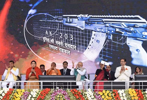 Thông qua chuyển giao công nghệ của Nga, Ấn Độ cũng vừa đưa vào dây chuyền sản xuất 600.000 khẩu tiểu liên AK203, để thay thế các loại súng trường Insass hiện đang được quân đội Ấn Độ sử dụng. Ảnh: Thủ tướng Ấn Độ Narendra Modi trong lễ khánh thành nhà máy sản xuất súng trường tấn công AK-203 - Nguồn: PTI