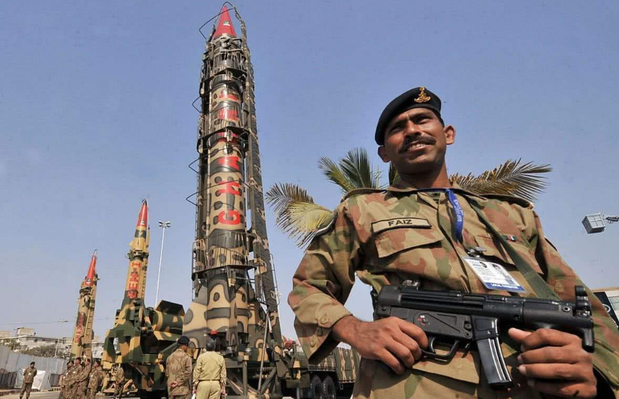 Việc Ấn Độ có thể sở hữu vũ khí hạt nhân không thể làm được, nếu không có sự giúp đỡ của Nga. Đến nay Ấn Độ và Nga vẫn giữ quan hệ ổn định; do vậy, dù quan hệ giữa Ấn Độ và Trung Quốc có như thế nào, thì Nga vẫn coi Ấn Độ là đồng minh không "hiệp ước". Ảnh: Tên lửa đạn đạo Agni-V của Ấn Độ - Nguồn: PTI