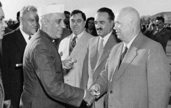 Ngoài ra, mối quan hệ hữu nghị giữa Nga và Ấn Độ đã kéo dài trên nửa thế kỷ, hai nước bắt đầu tiếp xúc trước khi Ấn Độ độc lập. Viện trợ của Liên Xô cho Ấn Độ kéo dài cho đến những năm 1980 và đóng một vai trò quan trọng trong sự phát triển công nghiệp hóa của Ấn Độ. Ảnh: Nhà lãnh đạo Ấn Độ Jawaharlal Nehru bắt tay lãnh đạo Liên Xô Khrushchyov trong chuyến thăm Liên Xô năm 1961 - Nguồn: Wikipedia.