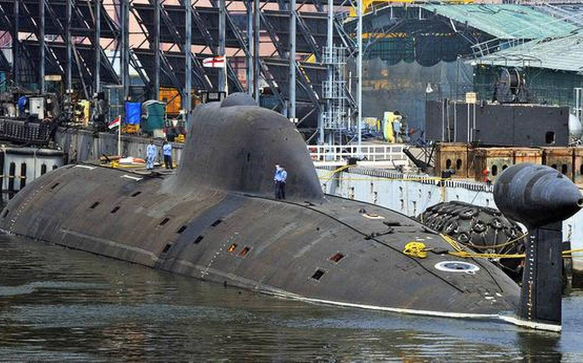 Không chỉ dừng lại ở việc sản xuất vũ khí thông thường, hiện nay chiếc tàu ngầm hạt nhân INS Arihant mang tên lửa đạn đạo của hải quân Ấn Độ được hạ thủy thành công chỉ khi có sự trợ giúp của Nga; chiếc thứ hai cũng được hạ thủy vào cuối năm nay. Ảnh: Tàu ngầm hạt nhân INS Arihant của Hải quân Ấn Độ - Nguồn: Wikipedia.