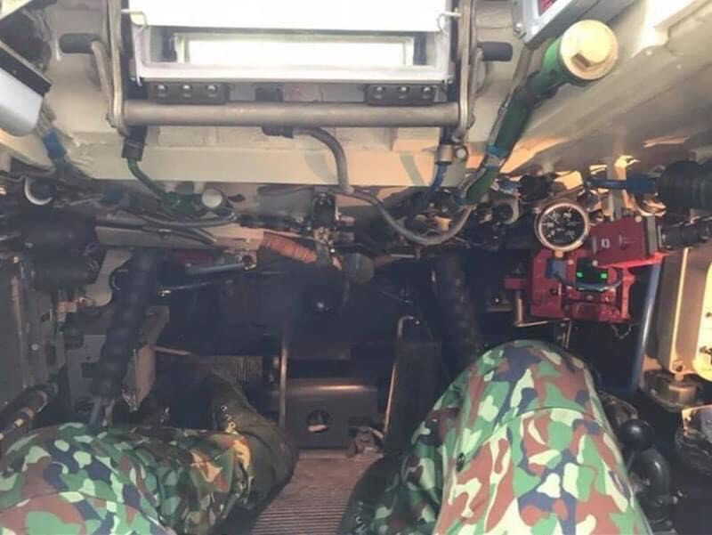 Trong khi đó, buồng lái của xe tăng T-90 Việt Nam vẫn đậm dáng dấp Liên Xô khi sử dụng rất nhiều các đồng hồ cơ thể hiện thông số tình trạng xe, sử dụng hộp số sàn kiểu cũ và đặc biệt là dù có hệ thống điều hòa không khí nhưng lái xe vẫn được trang bị một chiếc quạt tai voi huyền thoại để làm mát. Ảnh: Bên trong vị trí lái xe của T-90 Việt Nam.