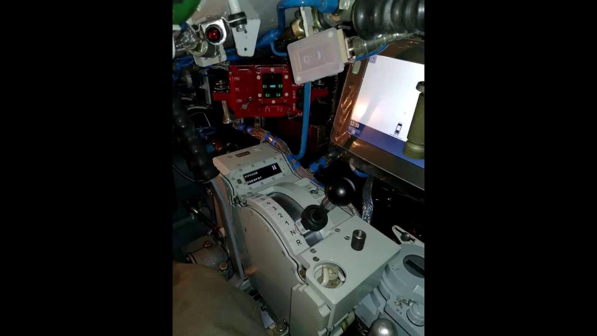 Xe tăng T-72B1MS đã được trang bị hộp số tự động kiểu mới vô cùng hiện đại, cộng thêm với đó là camera lùi, giúp xe có thể lùi tiến dễ dàng quan sát đằng sau mà không cần hoa tiêu như trên T-90 Việt Nam. Ảnh: Hộp số tự động của T-72 Lào.