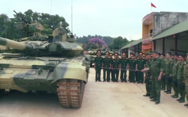 Ngoài ra xe tăng T-90 Việt Nam còn được trang bị một khí tài được biệt là cặp đèn nhiễu OTShU 7-1 M nâng cấp, có khả năng làm nhiễu, gây mất kiểm soát các loại tên lửa chống tăng thế hệ 1 và 2 tấn công xe tăng khiến chúng bay chệch mục tiêu. Ảnh: Chuyên gia Nga đang thuyết trình về các bộ phận của T-90 cho bộ đội Việt Nam.