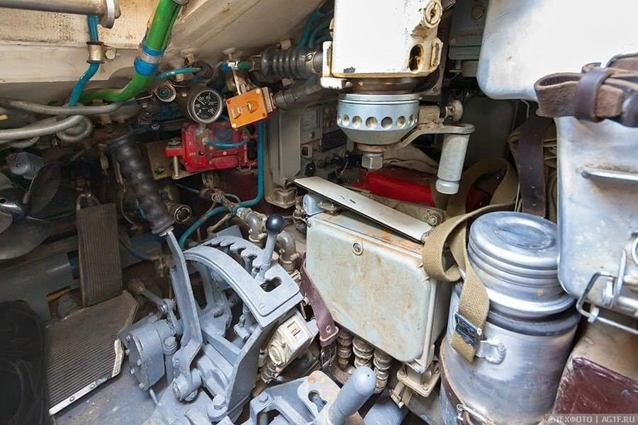 Ảnh: Hộp số sàn trên xe tăng T-90S đậm chất Liên Xô cùng rất nhiều đồng hồ và dây điện loằng ngoằng.