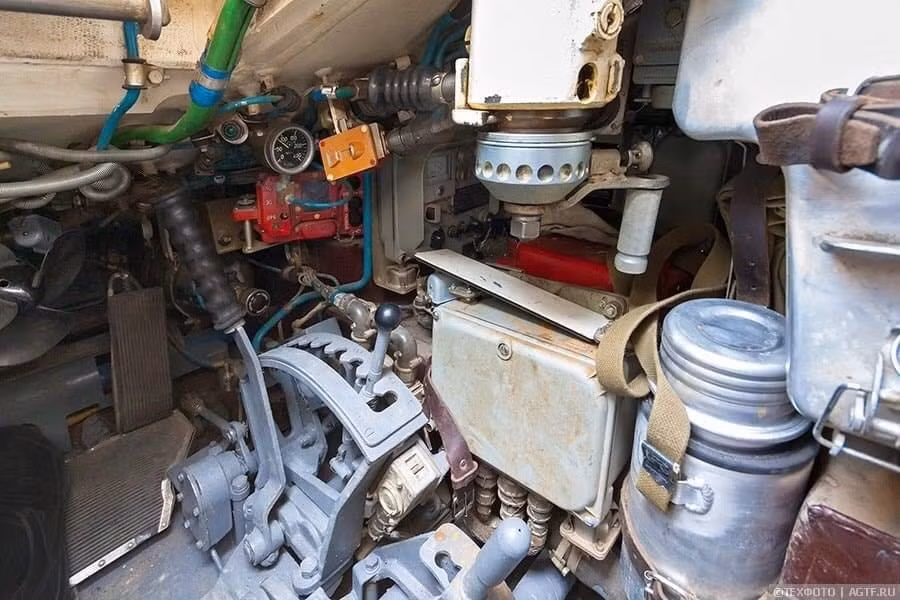 Ảnh: Hộp số sàn trên xe tăng T-90S đậm chất Liên Xô cùng rất nhiều đồng hồ và dây điện loằng ngoằng.