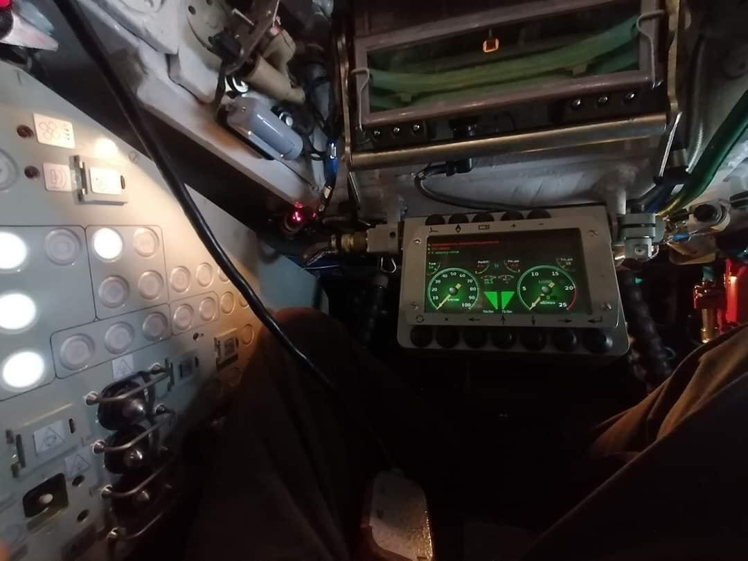 Về vị trí buồng lái, rất buồn là buồng lái T-72B1MS hiện đại vượt trội xe với xe tăng T-90S/SK của Việt Nam và gần như tiệm cận với xe tăng T-90M nâng cấp của Nga. Nó sử dụng các màn hình LED hiển thị thông số tình trạng của xe thay vì các đồng hồ cơ truyền thống. Ảnh: Bên trong vị trí lái xe của T-72 Lào.